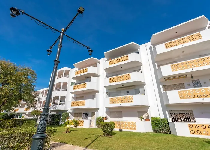 Algarsun - Idealy Situated With Modern Comfort Appartement